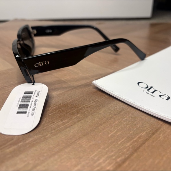 Otra Sunny Rectangular Black/Smoke Lens Sunglasses New with Case - Picture 6 of 7